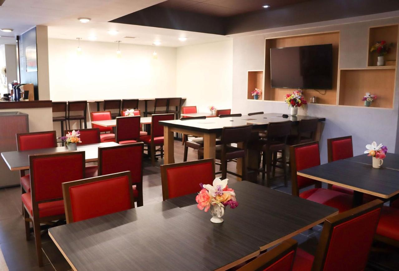 Holiday Inn Express Cedar Rapids - Collins Road By Ihg Exteriör bild