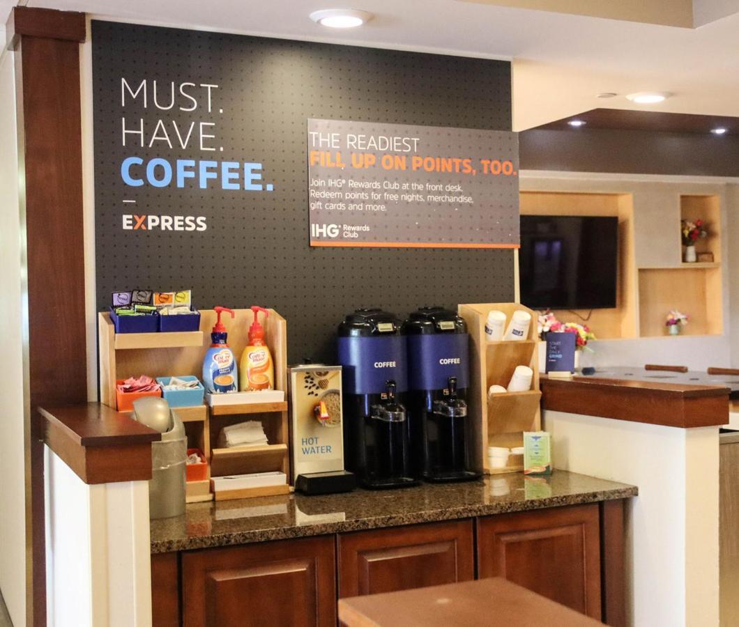 Holiday Inn Express Cedar Rapids - Collins Road By Ihg Exteriör bild